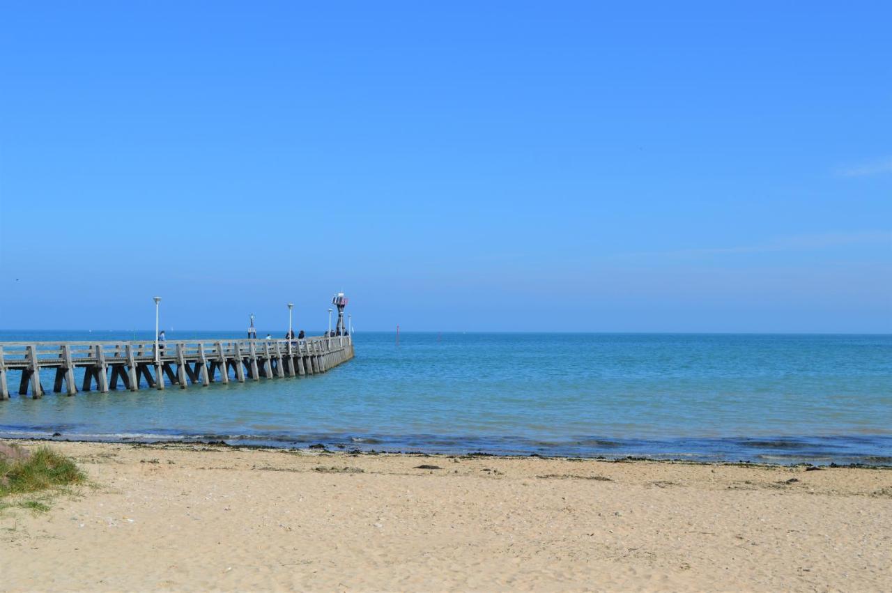 Appartement moderne avec terrasse à 500m de la mer Courseulles-sur-Mer Exterior foto